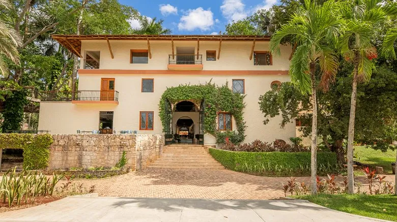 Fachada del Hotel Mayaland